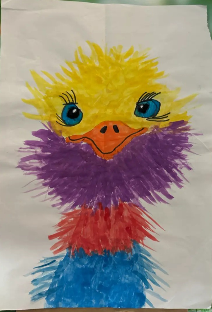 Kinderzeichnung eines bunten Vogels